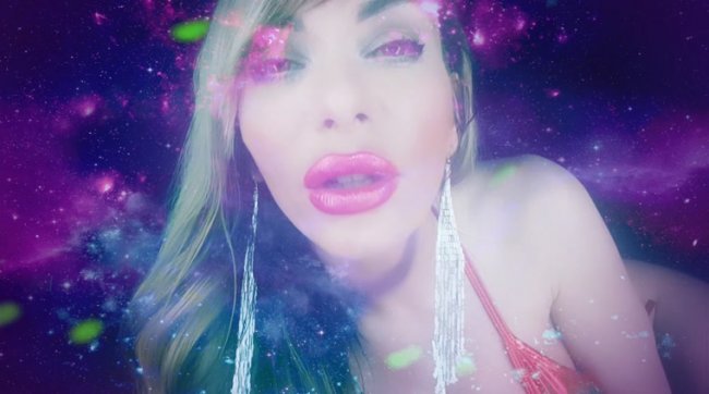 Gili Sky Queen - Juicy LUSCIOUS MESMERIZE lips