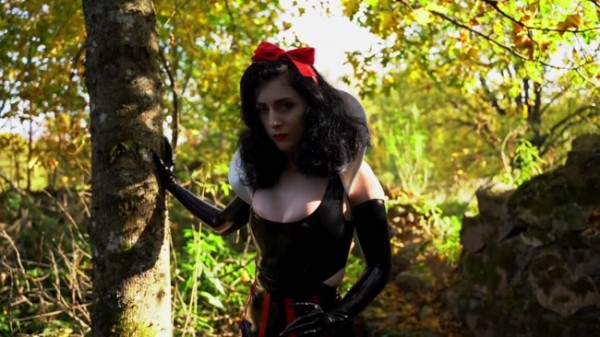 Miss Ellie Mouse - Latex Cosplay Snow White