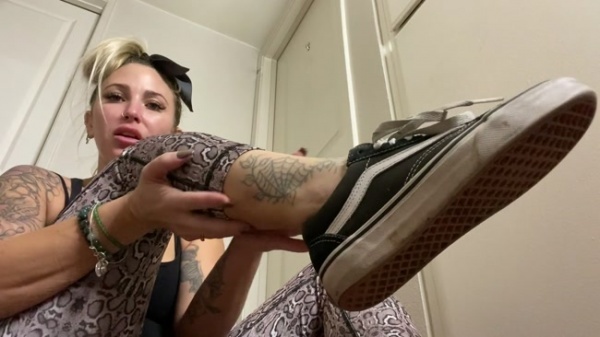 Sorceress Bebe - Shrunken Man Crushed In Sneakers