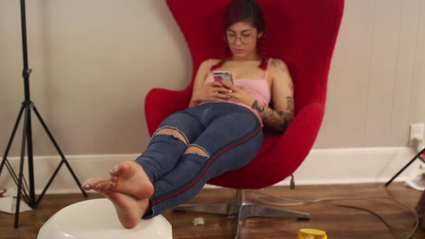 Ashlee Juliet - Ignoring You While You Stare at My Feet