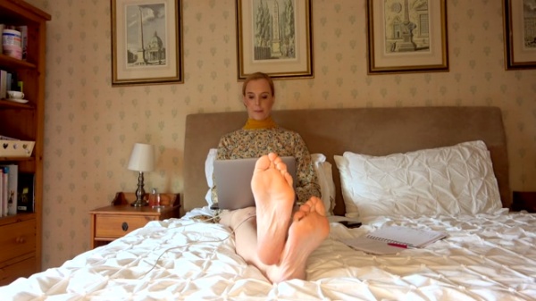 Ariel Anderssen - Barefoot Editing and Ignoring You