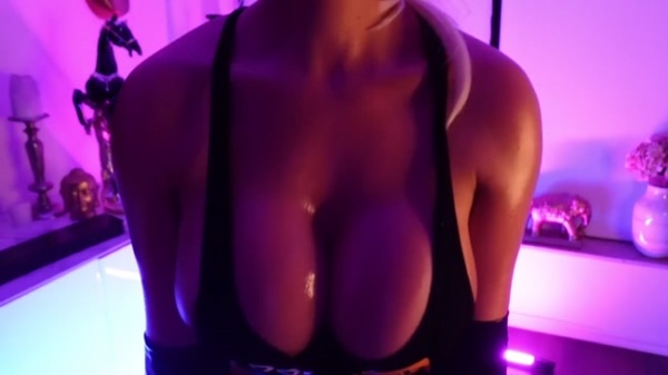Amanda Breden - Big Tit Milf Amanda Bred n Showing Off Her Good Parts