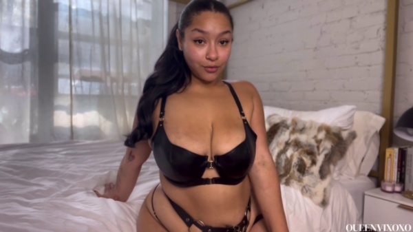 Queenvixoxo - Nothing But A Hole