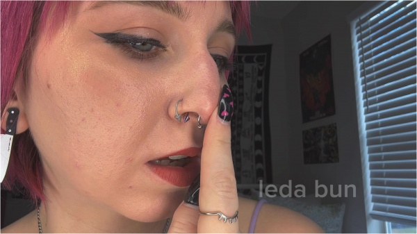 Leda Bun - enchanting nose rubbing