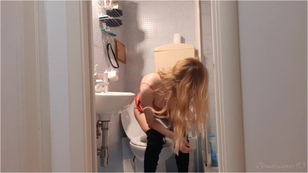 Blondesugar93 - Rushing to the toilet