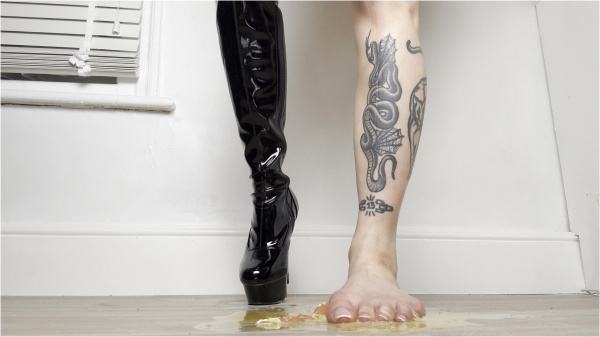 Miss diavola - SPLOSHING EGGS WITH BOOTS AND BARE FEET