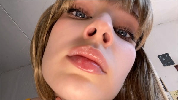 petitelilith - Cute nose tease